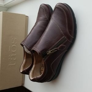NWT Taos "Character" Shoes